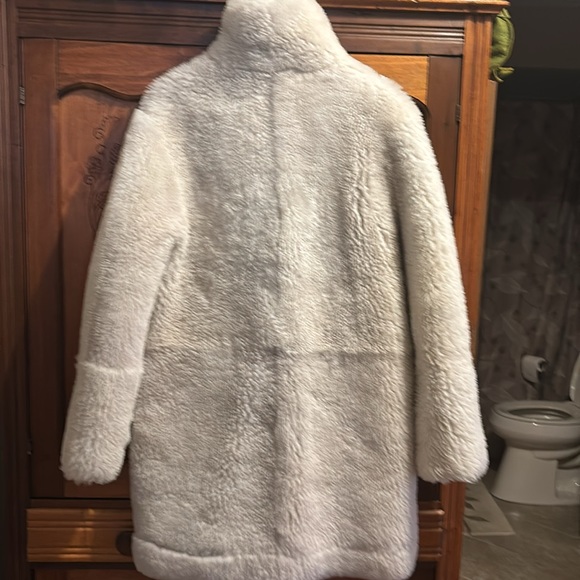 Coach Lamb Shearling (worn once) with leather pocket trim and brass buttons - Picture 4 of 6